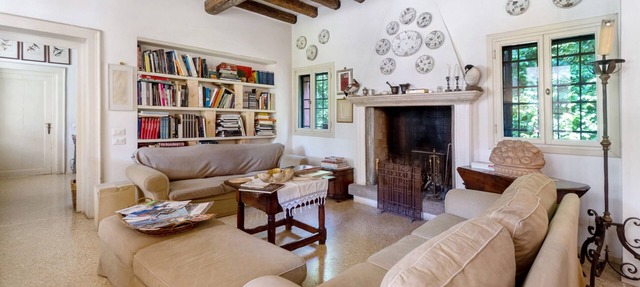 Villa 'Colloredo' with Shared Garden and Air Conditioning in Sambruson