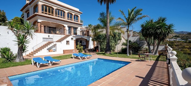 Villa El Pilar with private heated pool in Salobreña