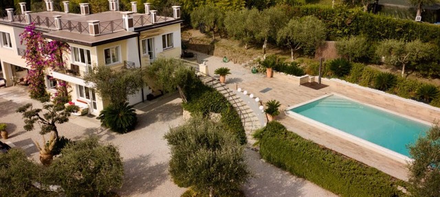 Villa 'Hanna' with Lake View, Private Pool and Wi-Fi in Gardone Riviera