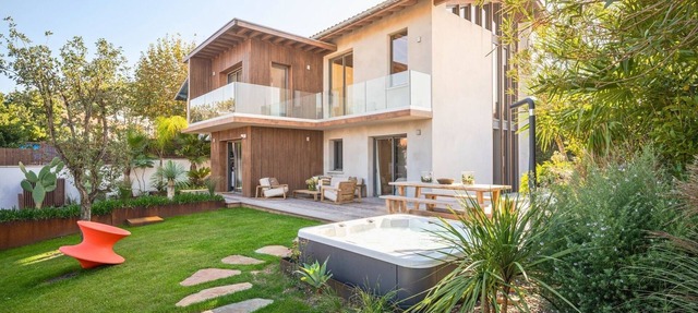 Villa Iris - Vue mer, plage à pied, piscine chauffée et jacuzzi in Saint-Jean-de-Luz