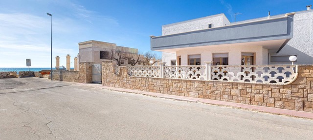 Villa Scirocco by BarbarHouse in Torre Lapillo