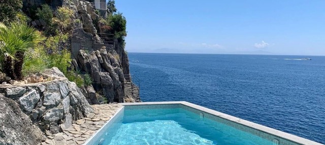 VILLA THE BASINS in furore