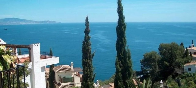 Villa with a stunning sea view, located by the poolside and close to the beach in La Herradura