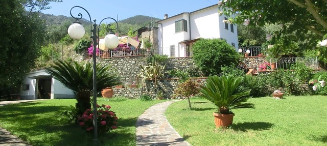 Villa with large garden and splendid sea view. Parking space and free Wi-Fi in Monterosso al mare