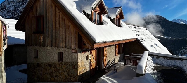 Village chalet with sauna 200 m from the slopes in the heart of Huez in Huez