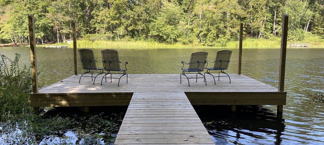 Waterfront Cabin on Holly Lake, sleeps 6, private boat dock with canoe in Holly Lake Ranch