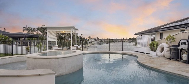 Waterfront Getaway 5Bs with 3 poolsHeated Spanear Surf ParadisePrivate Beach in Mermaid Waters