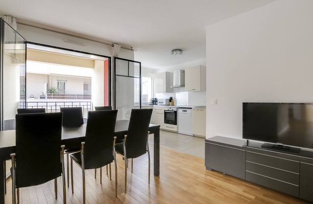 Central Arcachon: Modern 3-Bed Apartment with Balcony & Private Parking for 8 Guests in Arcachon