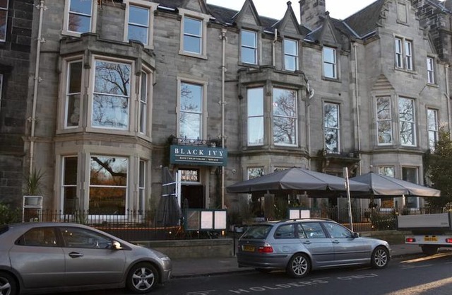 Traditional Apartment oer the Meadows - Sleeps 11 in Edinburgh