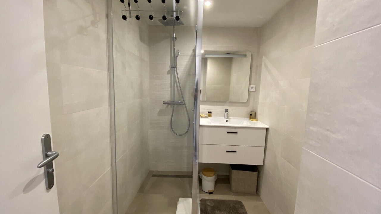Photo of Bathroom in Peone