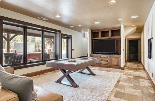Sunriver Villa | Big Pine by AvantStay | Stunning Secluded Oregon Home w/Hot Tub