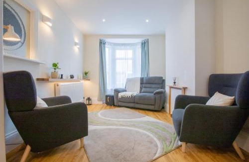 Southsea House | The Dunbar Retreat - Modern Southsea Stay with Parking