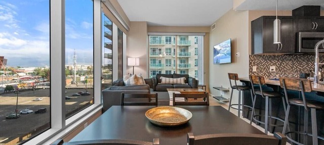 "Urban Arboreal" |Walk to Saddledome| King Bed| AC in Calgary
