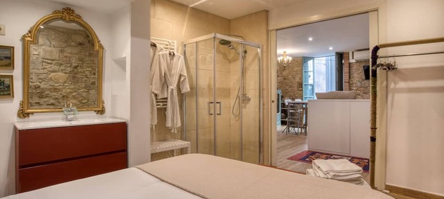 Apartment “Old Side Girona one” with Balcony, Wi-Fi & A/C in Girona