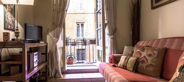 This 70m2 apartment accommodates 3 people and is located on the first floor of a historic building without a lift, which can be accessed by passing through the internal cloister.It is located in the center of Rome, in a perfect spot for visiting the city in roma