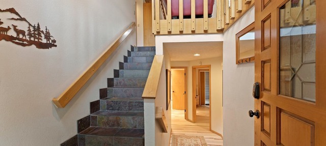 2 Quail- Elegant & Modern, 3 Min. Walk to SHARC & Passes, Hot Tub, Fireplace, Bikes in Sunriver