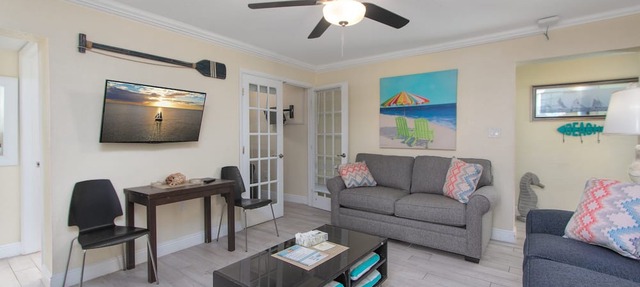 Cute beach condo with heated pool, steps to the sand ➠ CBS 204 in Clearwater