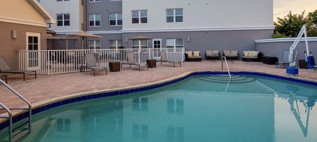 Pet-Friendly Tampa Escape: Comfortable Suites with Kitchen & Pool in Oldsmar