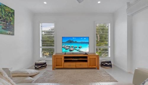 Rojo at Island Views—A Breezy Beachfront Retreat in Palm Cove