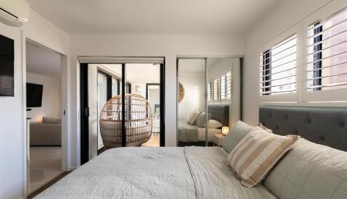 Modern Broadbeach Apartment City View in Gold Coast