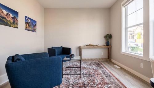 Calgary NW - AC, Garage, Backyard, Self Check-in, Professionally Cleaned in Calgary