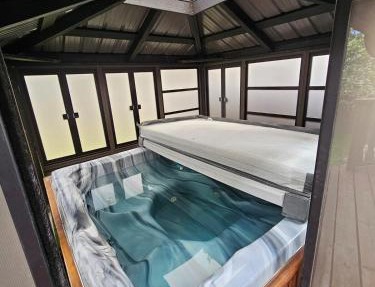Family Retreat Hot Tub Banff and Calgary DT Access in Calgary